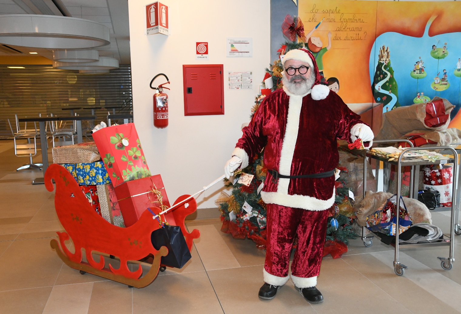 Giochi Di Babbo Natale Che Consegna I Regali.Natale In Ospedale Con I Volontari Dell Associazione I Folletti Azienda Ospedaliero Universitaria Di Parma