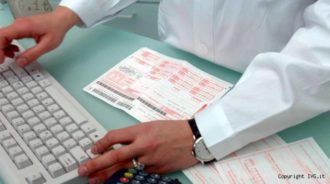 persona che scrive al computer con ricetta rossa