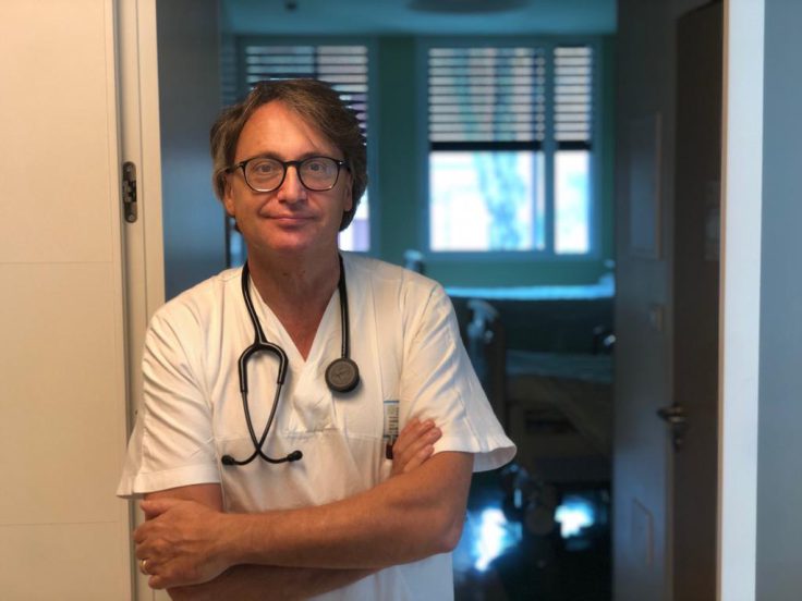 Pierpacifico Gismondi davanti a una stanza di ospedale