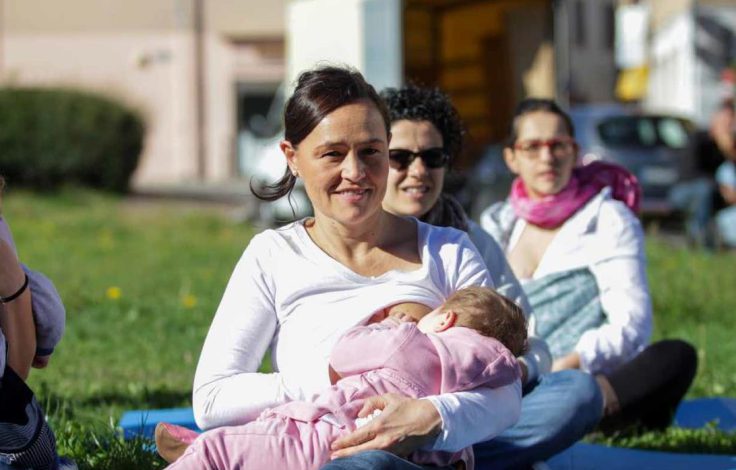 donne che allattano i loro neonati