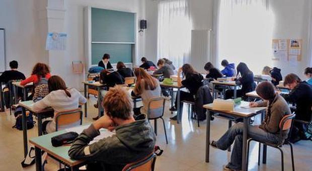 classe di ragazzi seduti ai banchi