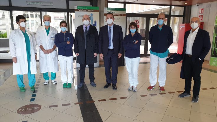 Medici e infermieri del Maggiore con il direttore generale